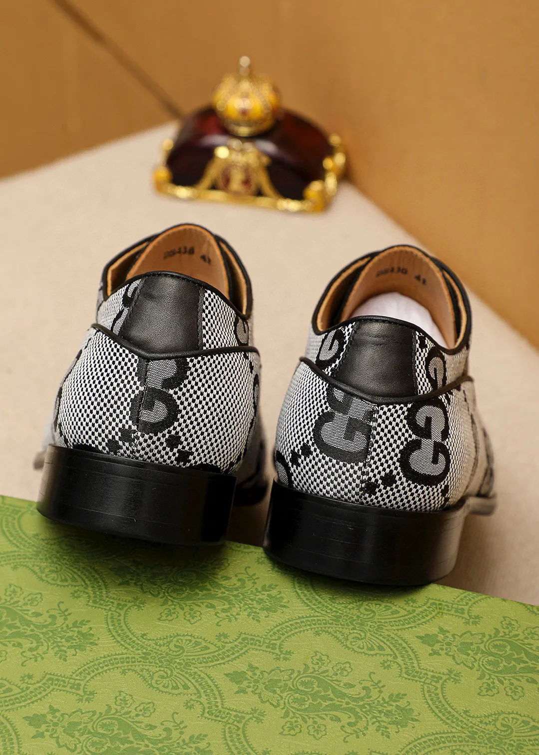 Men's shoes 💰460 💐 Product trademark: GUCCI "Gucci" business leather shoes Regular size: 38-44 (45.46.47🉑️customized) Product materials: Selected imported first-layer fabric upper, imported cowhide leather lining. Strong three-dimensional visual effect, combined outsole Color: 2⃣️colors available